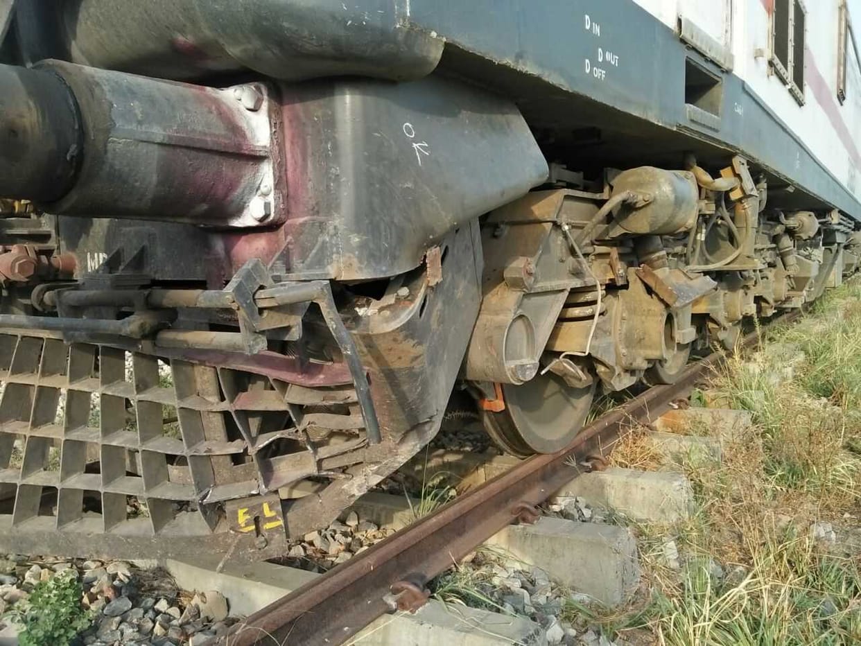 जेसीबी से टकराई बेगमपुरा एक्सप्रेस, बड़ा हादसा टला