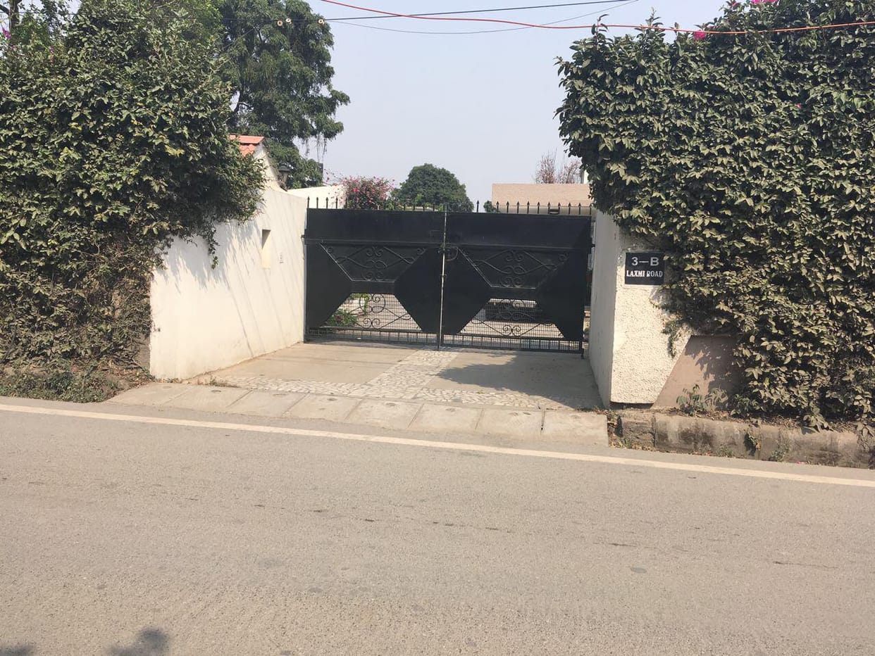 निमयों को दरकिनार कर बन रहे भवन