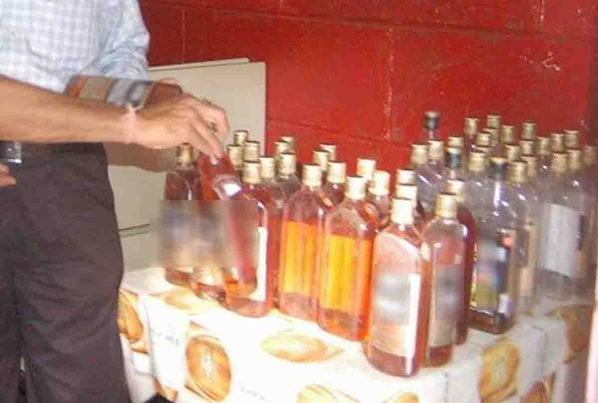 Poisonous liquor scandal Kanpur police caught illegal liquor shops
