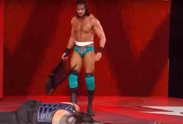 wwe fight, wrestler jinder mahal attacks with chair on seth rollins