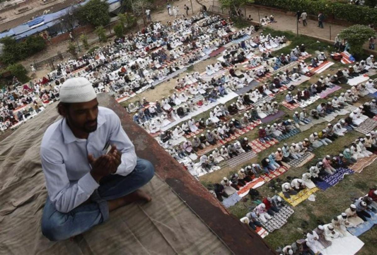 In ramzan or ramadan where the sun never sets how muslims takes roza fast 