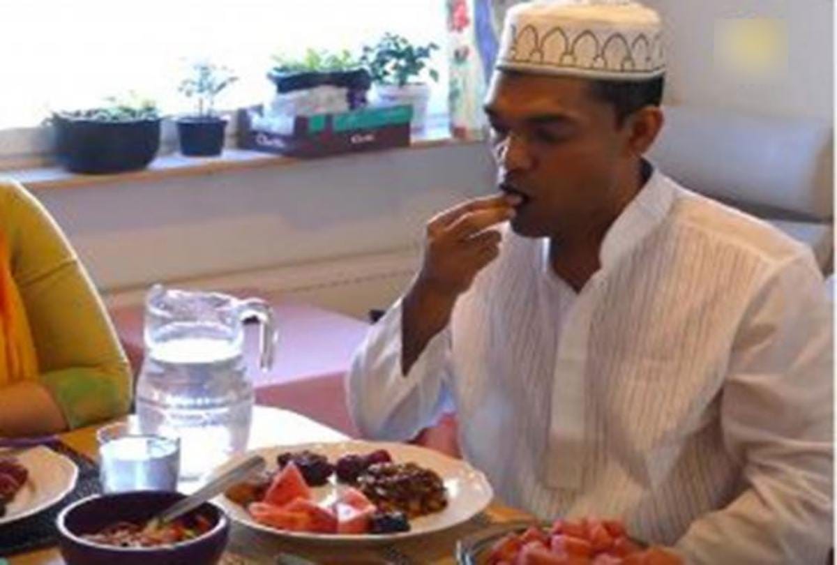 In ramzan or ramadan where the sun never sets how muslims takes roza fast 