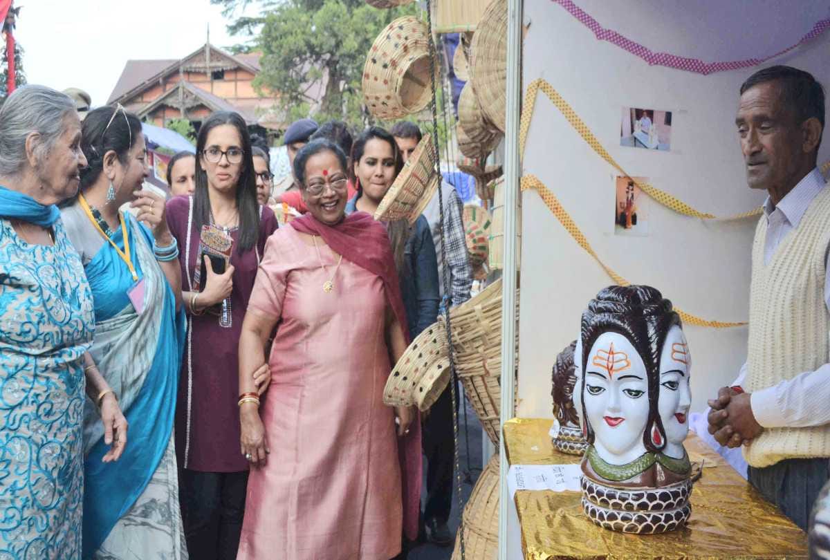 president ram nath kovind wife savita kovind did shopping in shimla