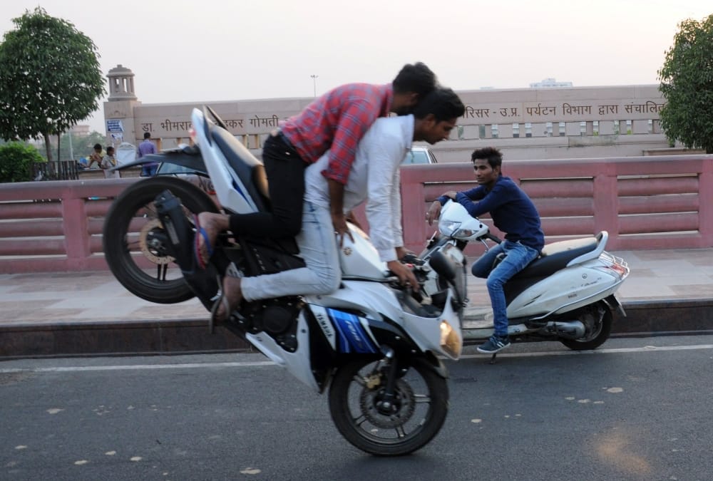 stunt on roads in gomati nagar in lucknow.