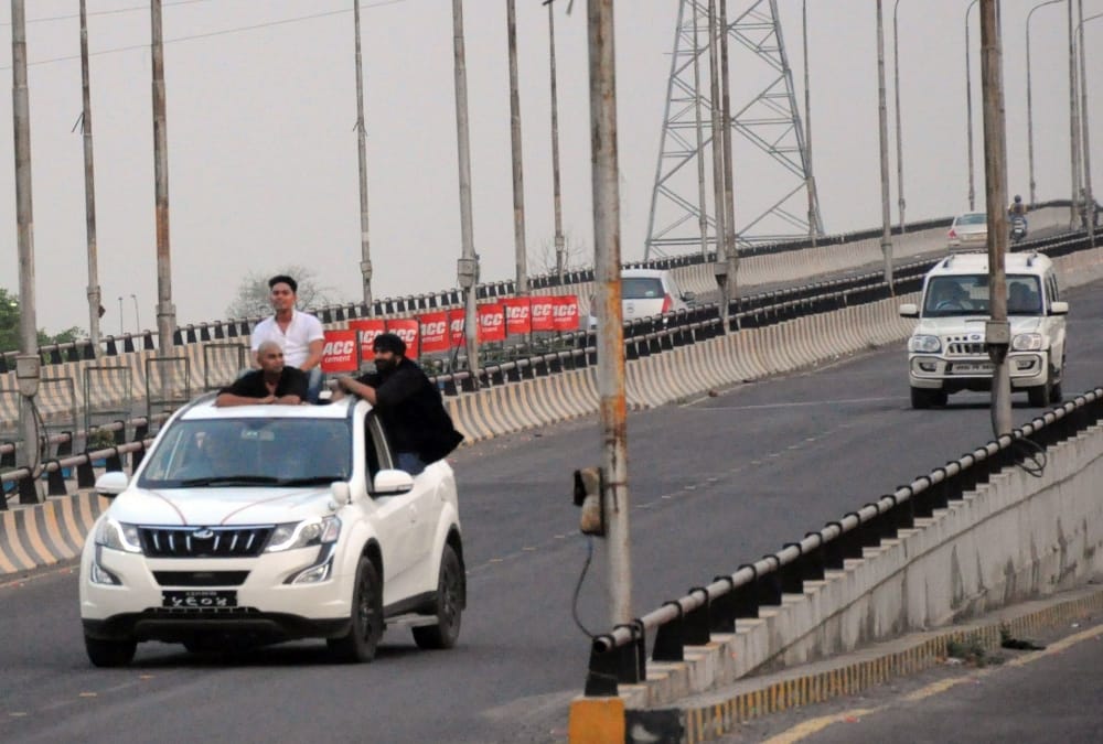 stunt on roads in gomati nagar in lucknow.