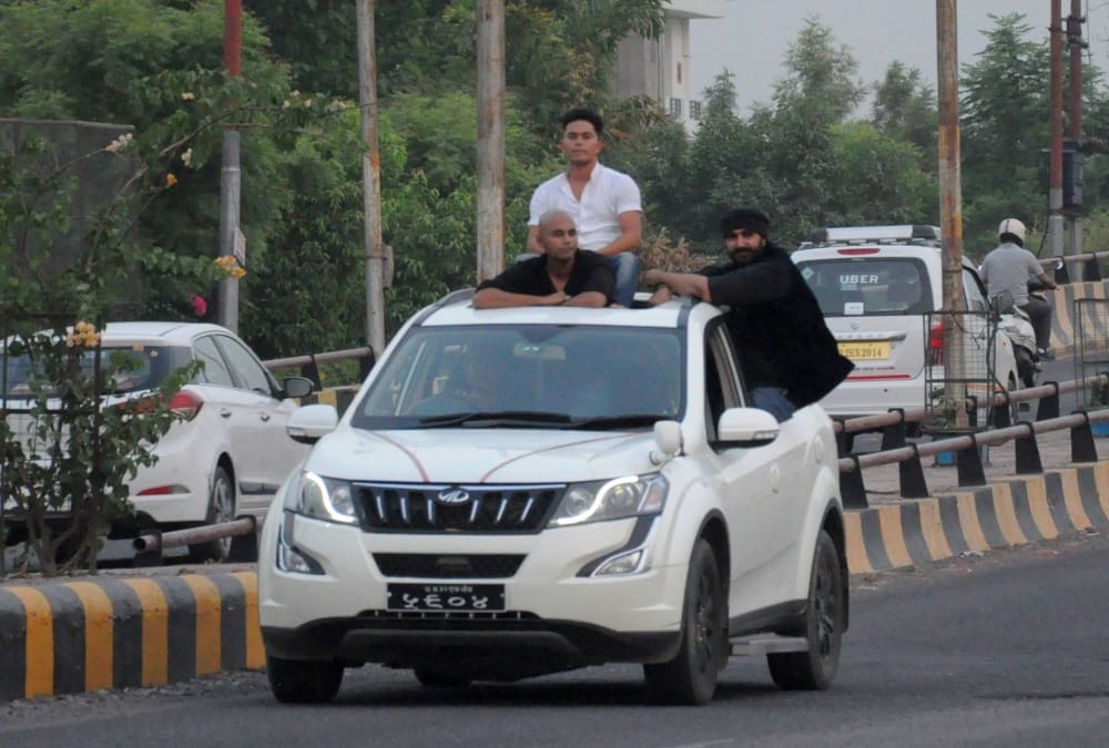stunt on roads in gomati nagar in lucknow.