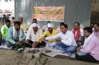 शिक्षा मित्रों ने बुद्घि शुद्घि यज्ञ  कर जताया विरोध