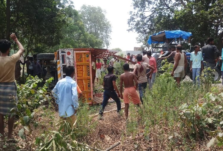 two dead and five injured in an accident in sultanpur