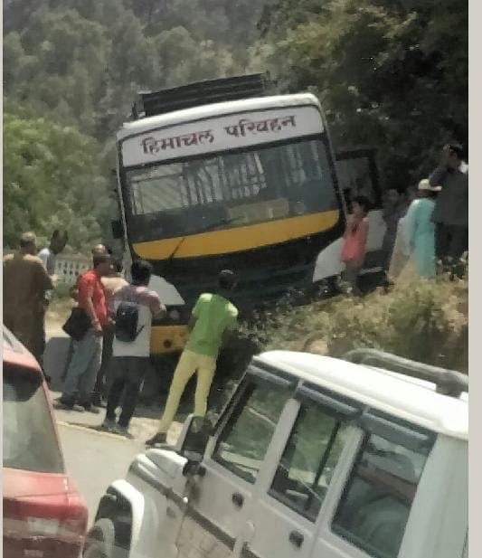 मंगला के पास बस की ब्रेक फेल, बड़ा हादसा टला