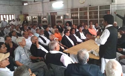 Azamgarh commissioner office chaos and outrage by advocates