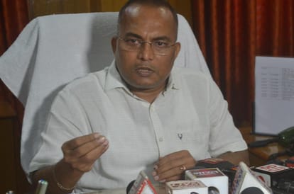 Azamgarh commissioner office chaos and outrage by advocates