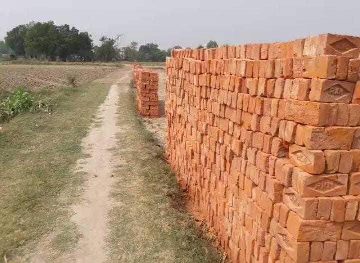 खराब ईंट की शिकायत पर रोका खड़ंजा निर्माण