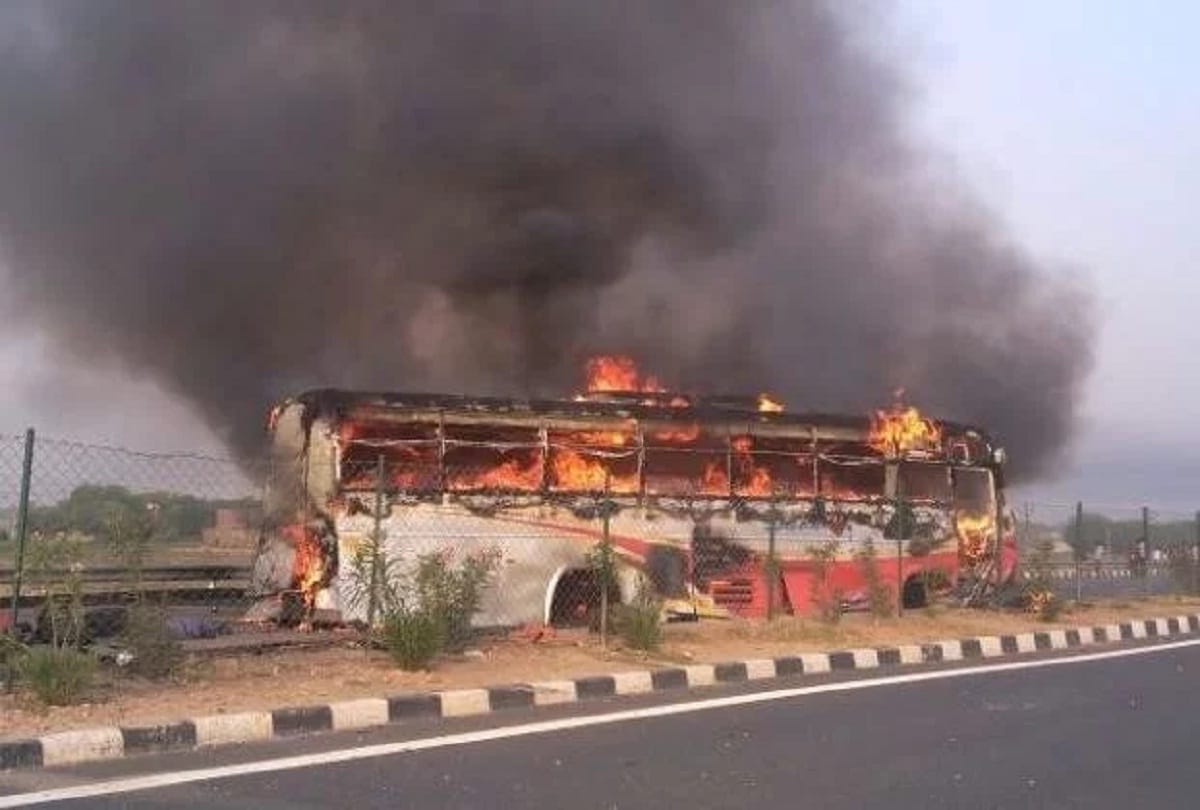 fire in bus on agra lucknow expressway 