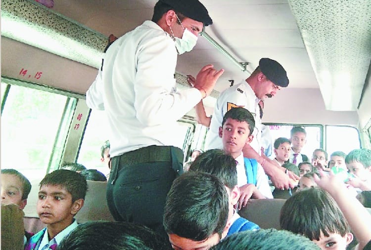 तीन स्कूल बसों के चालान, वसूला 2300 रुपये जुर्माना