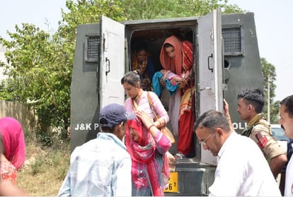 सीमावर्ती गांवों में बच्चों के स्कूलो पर लटके ताले