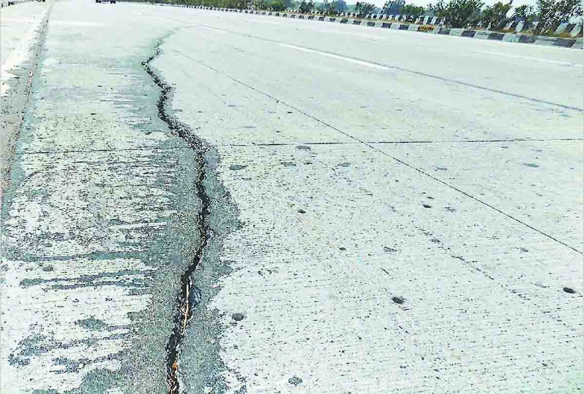 Crack in National highway overbridge road