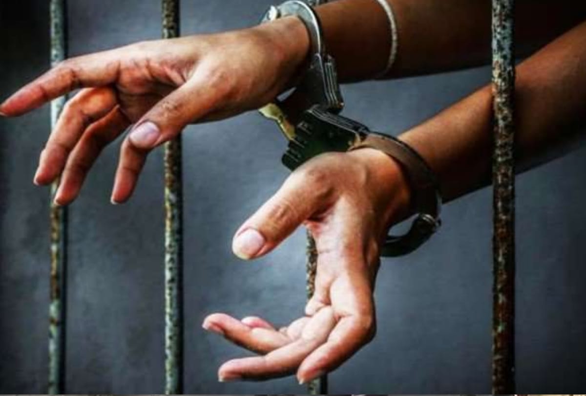 West Bengal people attacks on police station after the death of a prisoner in custody