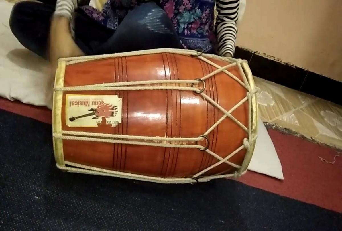 Video being viral of a man who can create sound like dholak with their mouth 