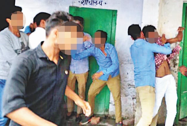 दो छात्र आपस में भिड़े, एक छात्र गंभीर रकप से घायल