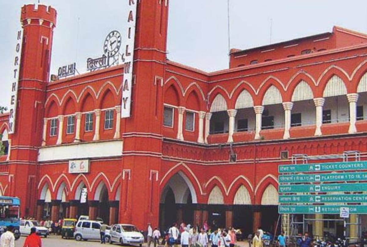 fight between TTE and SI in old delhi railway station