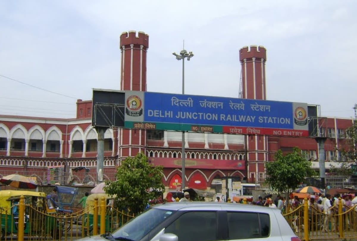 fight between TTE and SI in old delhi railway station