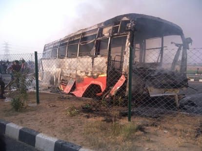 fire in bus on agra lucknow expressway 