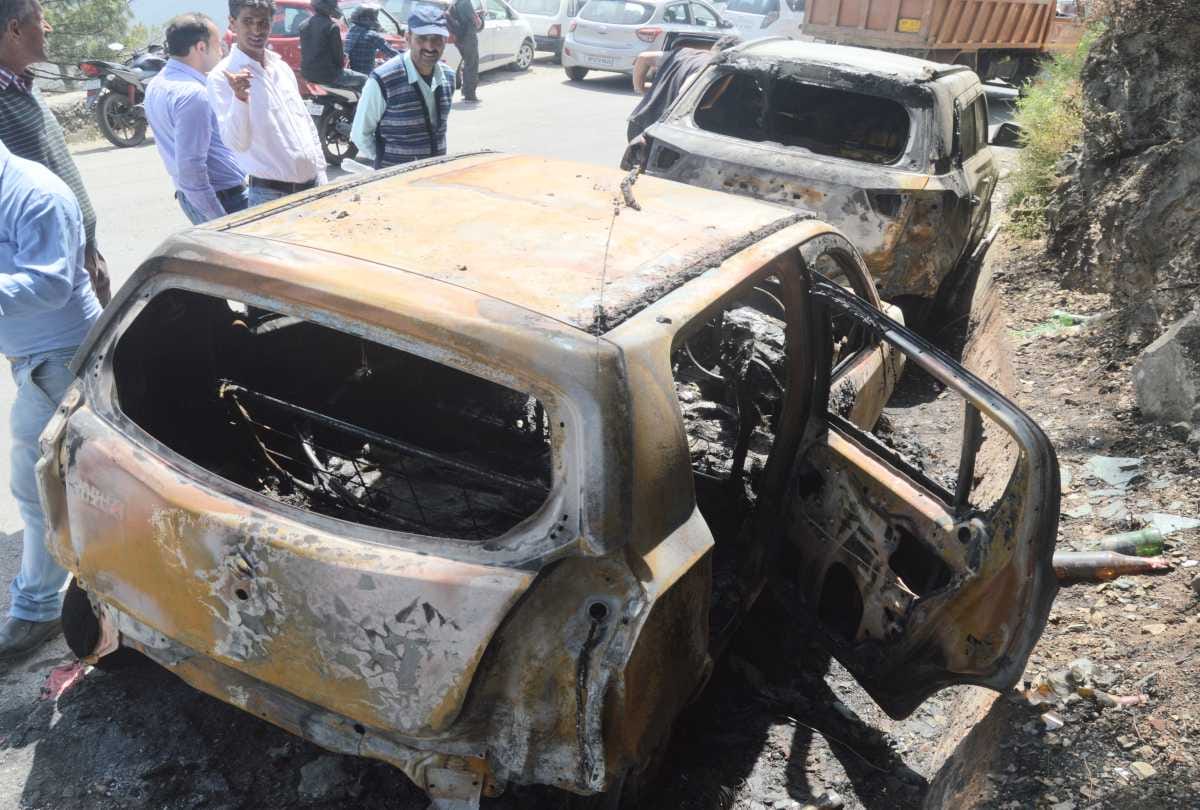 three cars and motorbike set on fire at dhali shimla