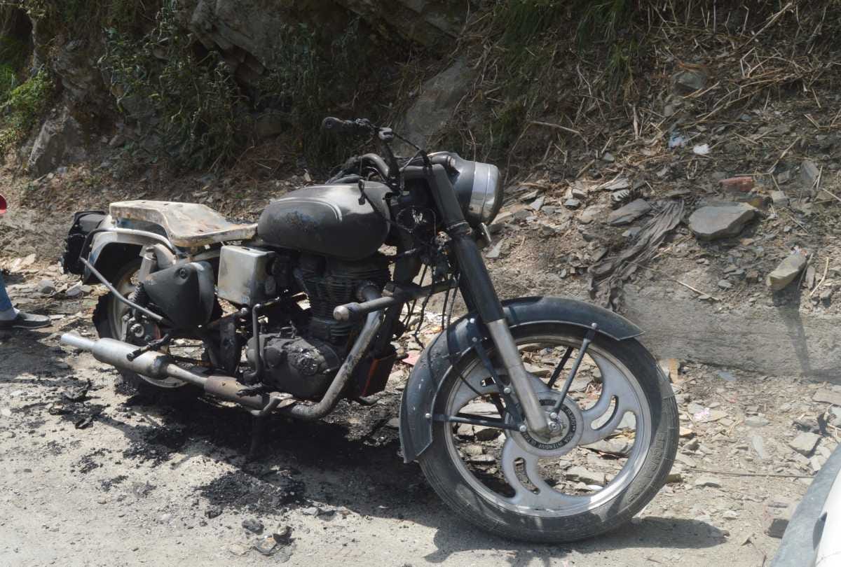 three cars and motorbike set on fire at dhali shimla