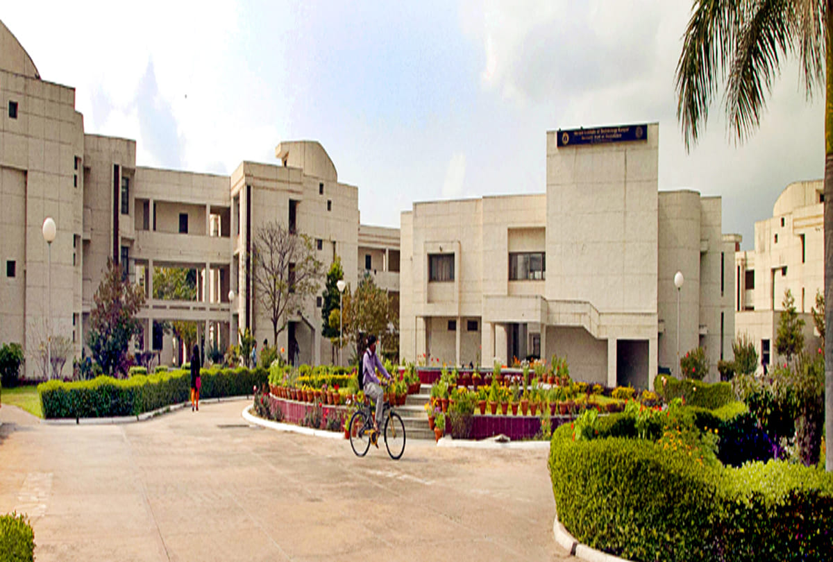 Students of IIT Kanpur, whose family's annual income is up to one lakh, tuition fees will be waived