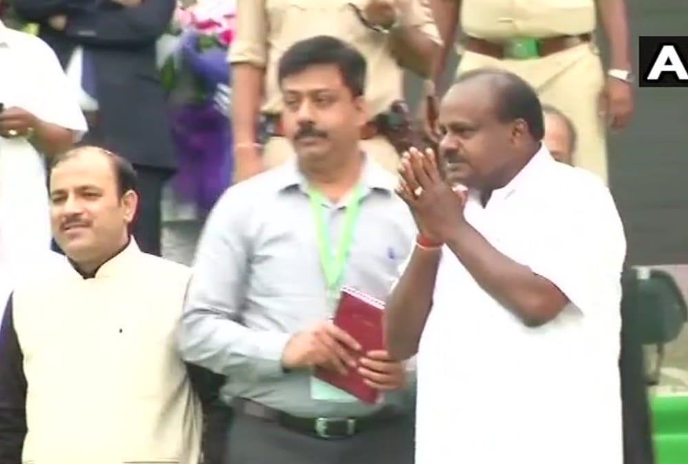 akhilesh yadav and mayawati on karnataka chief minister swearing in.