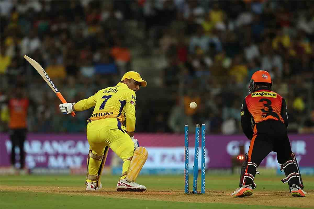 ms dhoni bowled by 19 year old star leg spinner rashid khan in ipl 2018 first qualifier