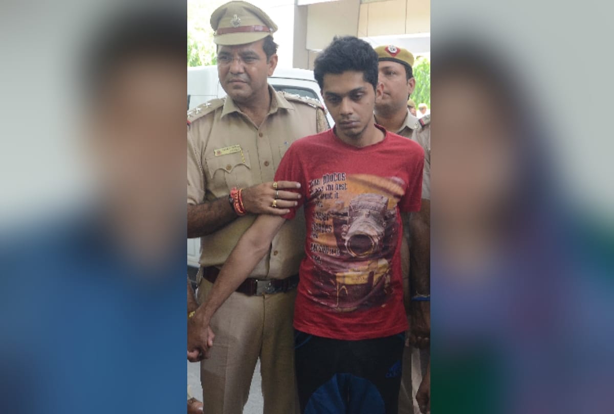 The only son had murdered his parents with the help of his friends , the police solved the mystery