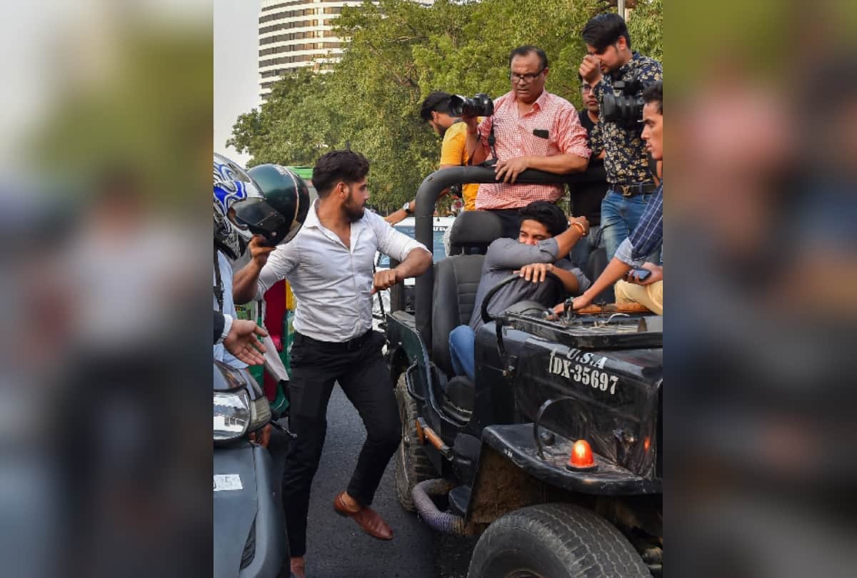 john abraham reach cp for parmanu promotion a biker beat actor jeep driver for hitting delhi ncr