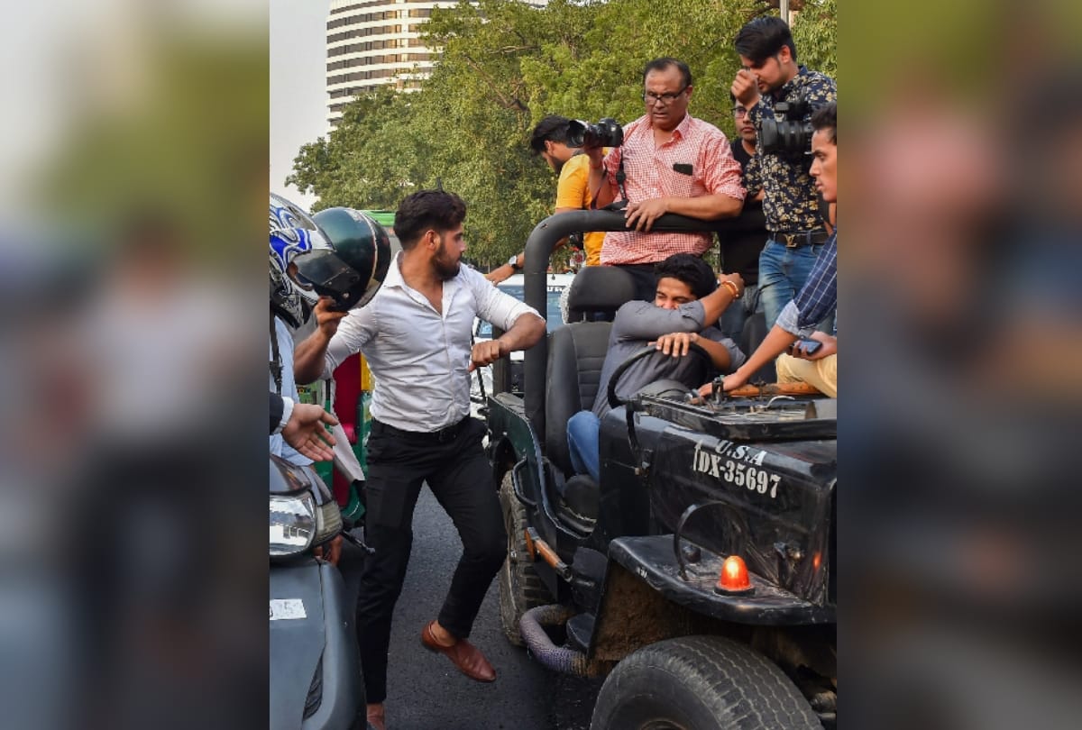 john abraham reach cp for parmanu promotion a biker beat actor jeep driver for hitting delhi ncr
