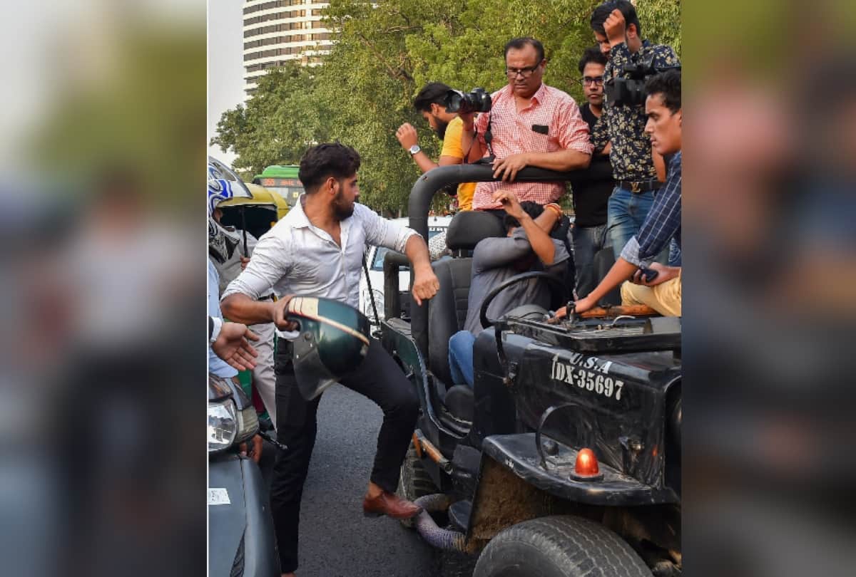 john abraham reach cp for parmanu promotion a biker beat actor jeep driver for hitting delhi ncr