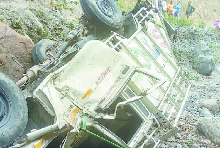 लहसुन से लदी पिकअप गिरी, पांच घायल