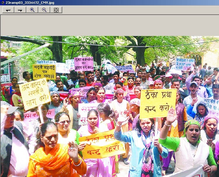 सरकार के खिलाफ उतरे सड़क पर