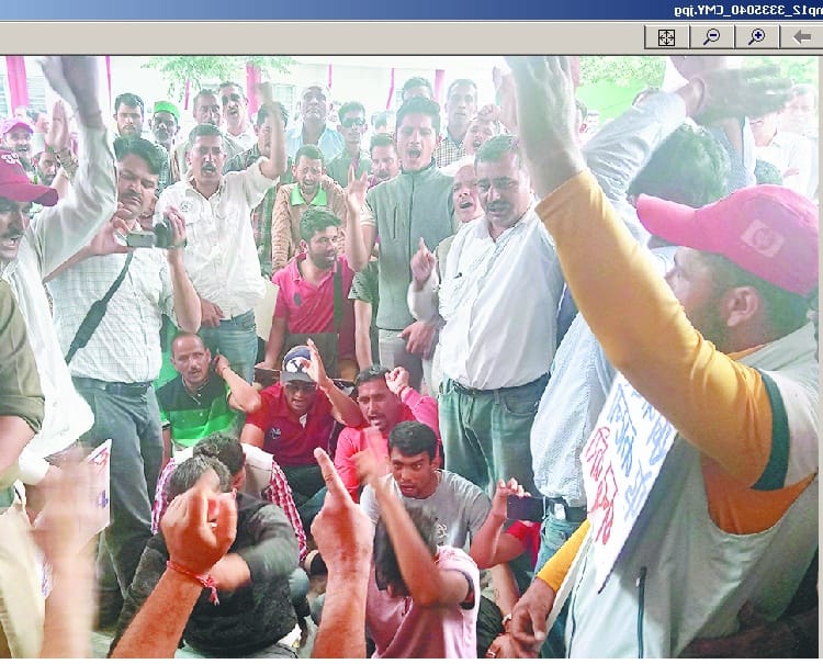 डीएफओ के खिलाफ करें मामला दर्ज