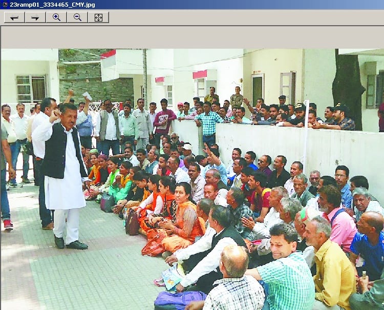 डाक विभाग कार्यालय के बाहर प्रदर्शन