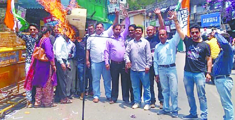 कांग्रेस कार्यकर्ताओं ने केंद्र सरकार का पुतला फूंका, नारेबाजी की