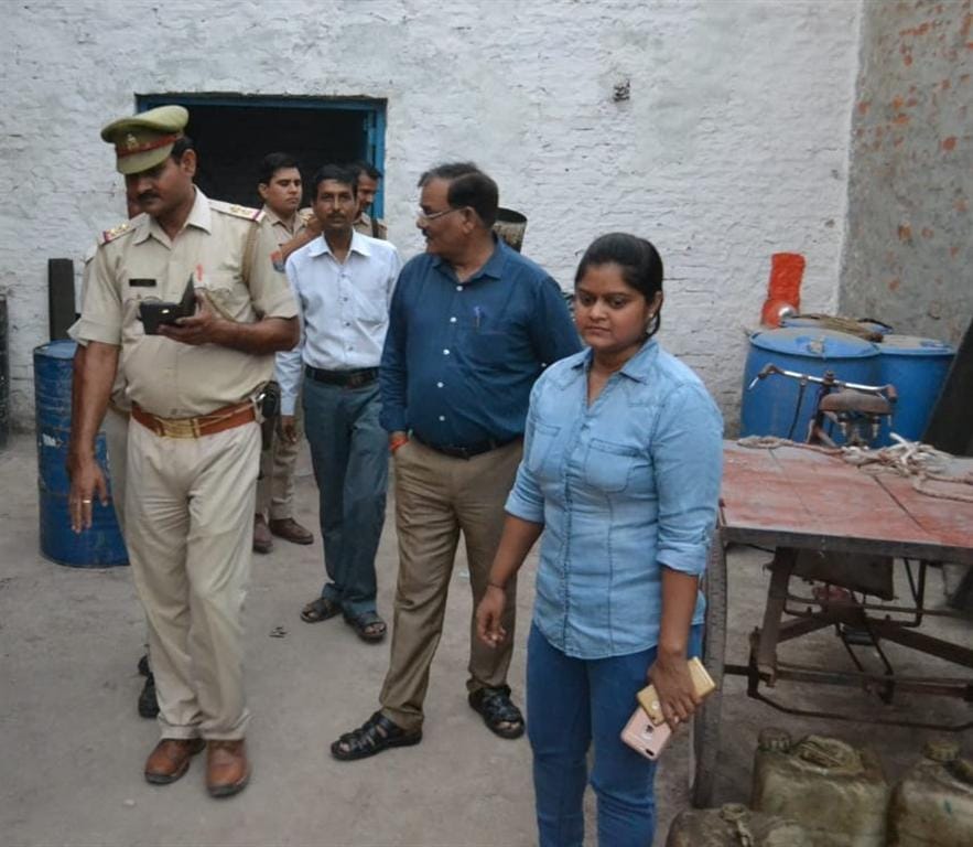 Seized adulterated mud-making goods, three warehouse seals