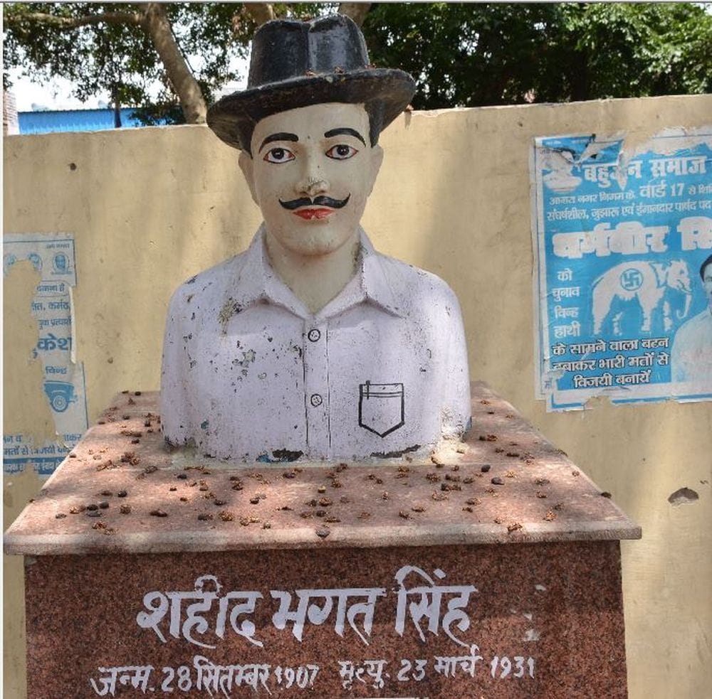 the statues of great men does not cleaned in agra 
