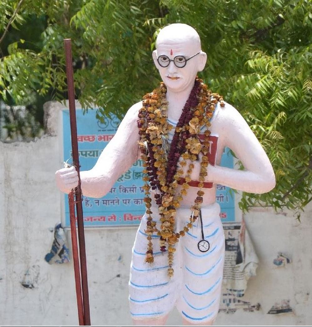 the statues of great men does not cleaned in agra 