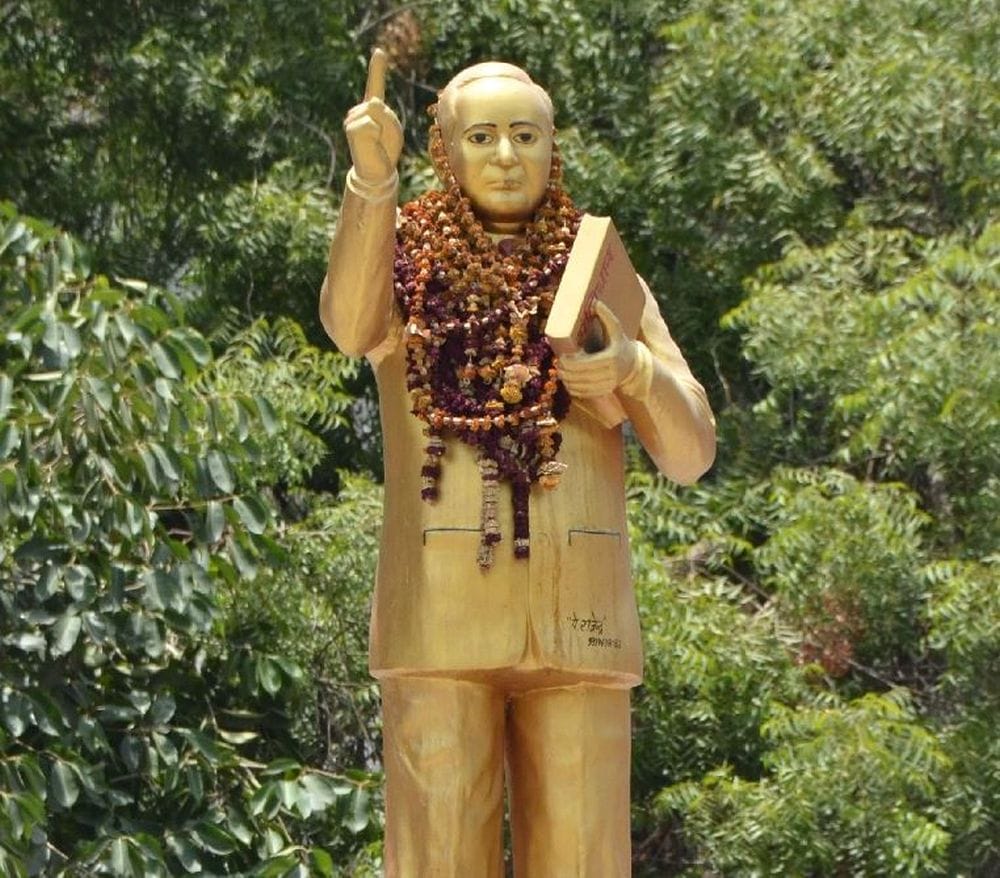 the statues of great men does not cleaned in agra 