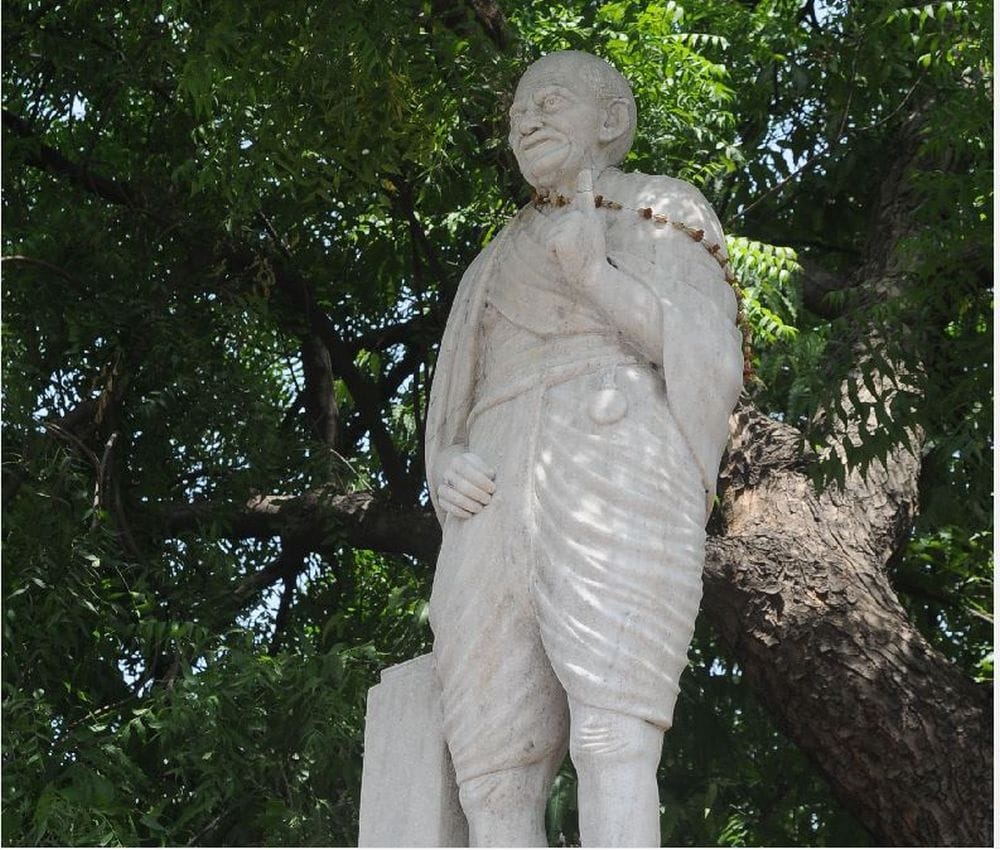 the statues of great men does not cleaned in agra 