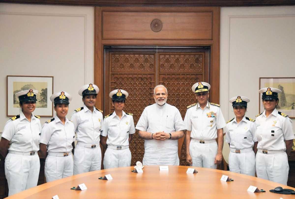 Prime Minister narendra modi meets crew of INSV Tarini at delhi