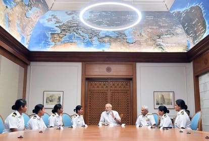 Prime Minister narendra modi meets crew of INSV Tarini at delhi
