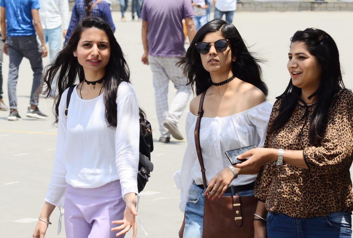 देश विदेश के सैलानियों से गुलजार हुई बंजार घाटी