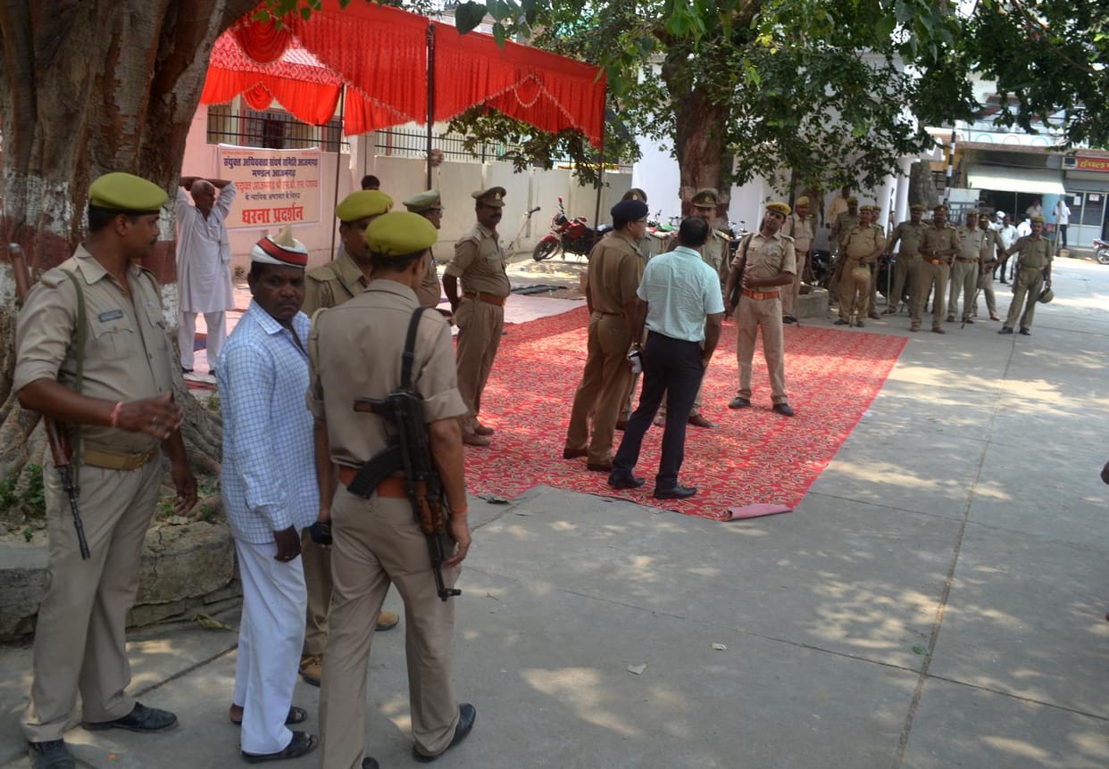 Azamgarh commissioner office chaos and outrage by advocates