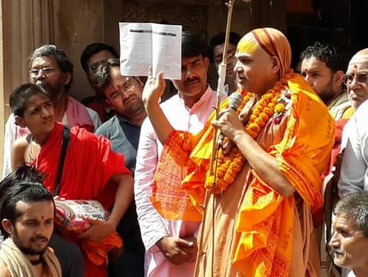 Sai baba statue broken and case registerd against avimukteshwaranand